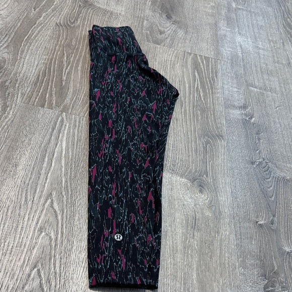 lululemon athletica Black and Pink Leggings size 2 - Picture 2 of 2